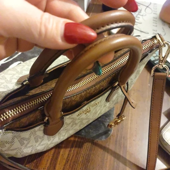 Michal Kors Bag & Wallet set - Picture 4 of 11